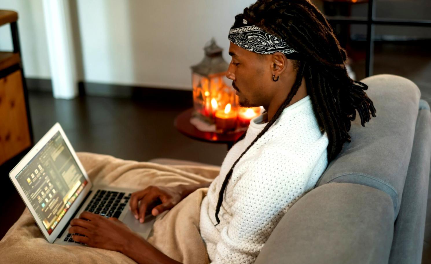 Equipo de velociraquix trabajando en estrategias comerciales