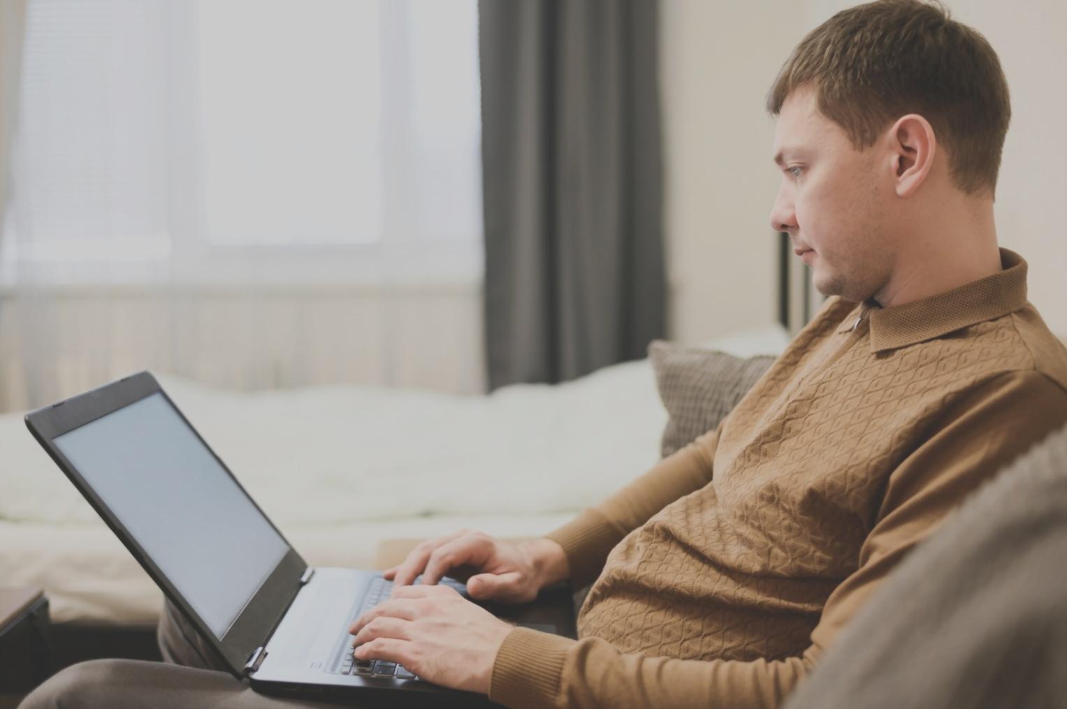 Oficina moderna de empresa tecnológica con espacios colaborativos