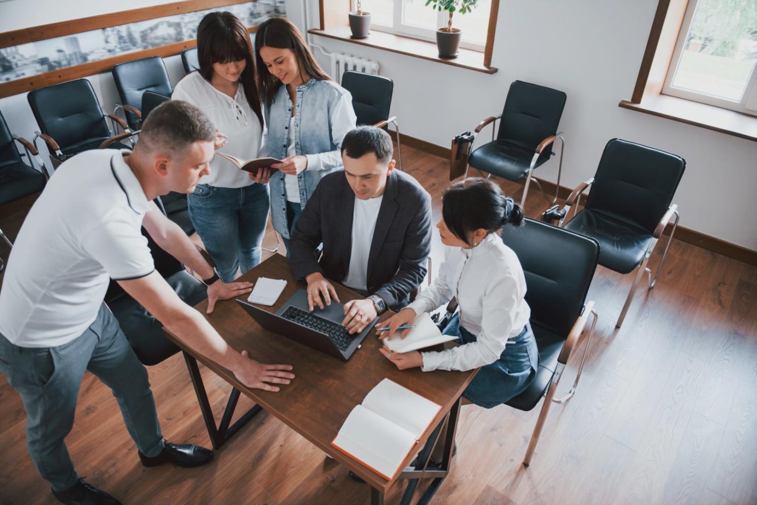 Análisis de datos comerciales en reunión de seguimiento